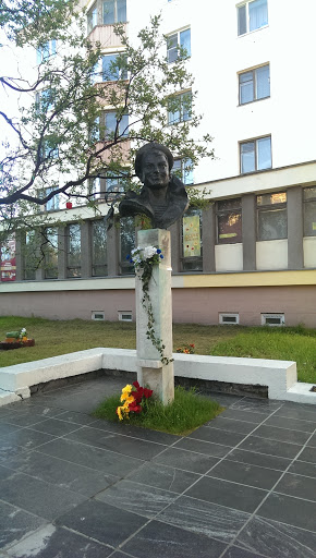 Памятник У Дома Пионеров