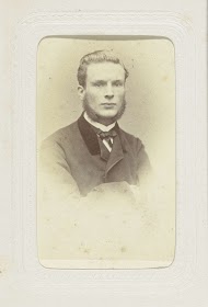 Studioportret van een jongeman met baard