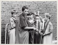 Jongens staan te wachten tot ze worden ingedeeld in de stoet van de Heiligdomsvaart