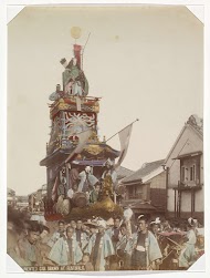 Optocht met praalwagen en deelnemers