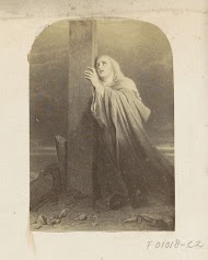 Fotoreproductie van (vermoedelijk) een prent met een wenende vrouw onder het kruis