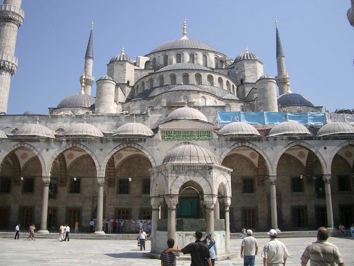 Sultan-Ahmed-Mosque-Istanbul-exterior - Explore the magnificient 400-year-old Sultan Ahmed Mosque, or Blue Mosque, during your port call in Istanbul, Turkey.
