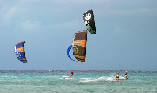 kitesurf-Cozumel - Kitesurfing near Cozumel beaches offers thrills on the water and in the air. 