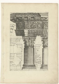 Korintisch hoofdgestel, twee kapitelen, zuilschachten en  voetstukken