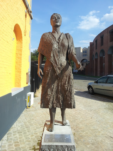 Statue femme immigrée, pont entre générations et cultures