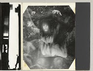 Dubbelopname van een vrouw, met gesloten ogen en halfopen mond, onder een dikke boomtak