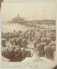 Strand van Scheveningen met de pier en strandstoelen