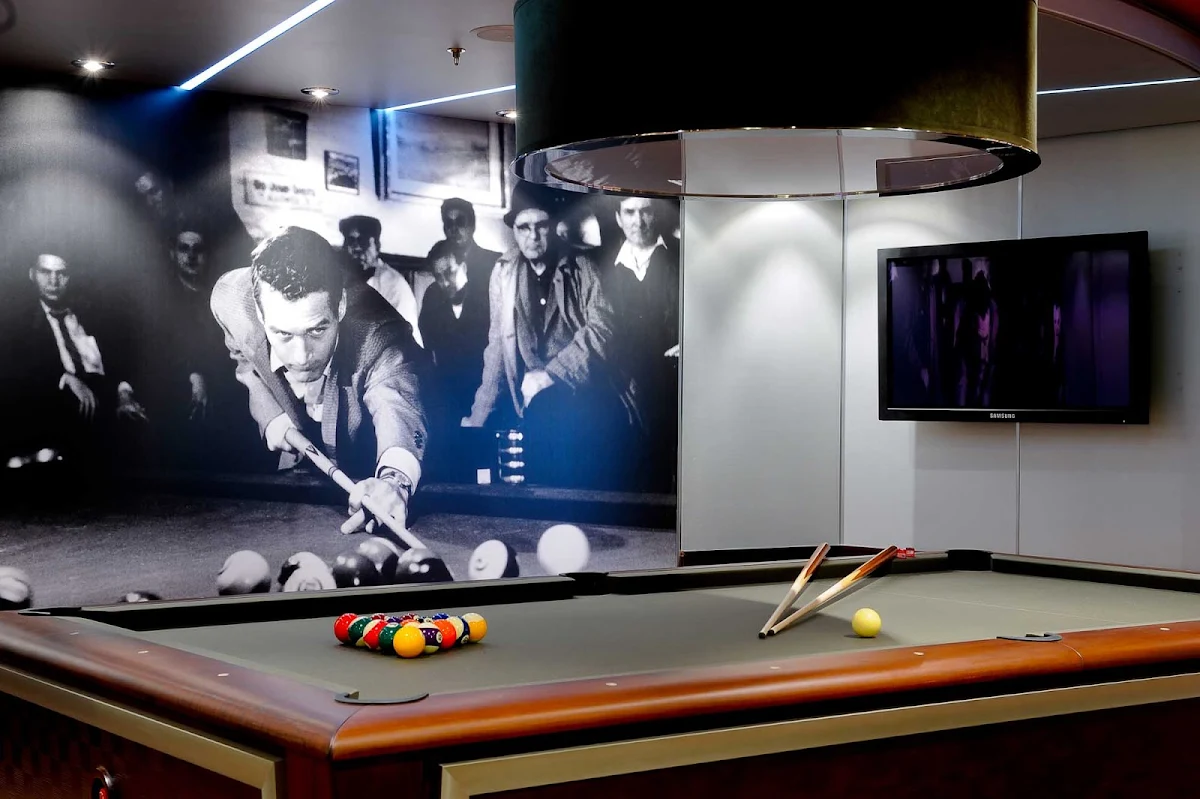 MSC-Magnifica-L'Olimpiade-Bar - MSC Magnifica's aptly named sports bar, L'Olimpiade, offers pub fare in a casual but stylish setting. 