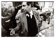 Raadslid Cnoop Koopmans (PvdA) in gesprek met blokkade-deelnemers in Amsterdam