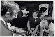 Van Agt bij IKV-stand