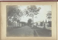 Straat met aan weerszijden huizen, Frans-Indochina