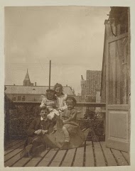 Groepsportret van vier kinderen van de familie Vermeulen op een balkon