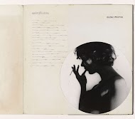 Ronde foto van het profiel van het hoofd en de schouders van een naakte vrouw met een sigaret tussen haar vingers