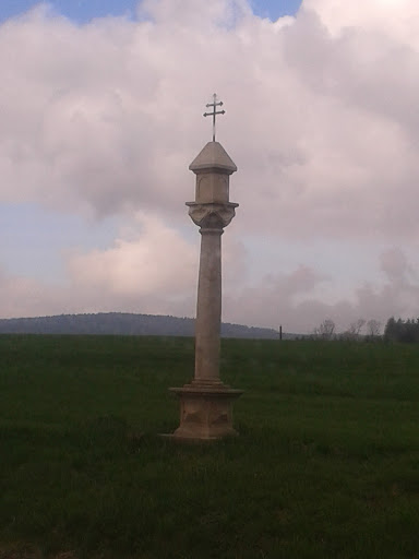 Obelisk u silnice