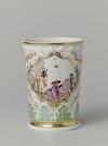 Beker, veelkleurig beschilderd met chinoiserieën in een vierpas