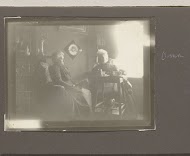 Grietje Vermeulen-Luitjes en een andere vrouw lezen aan tafel