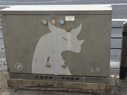 Portal - ゴモラのシルエットが描かれた配電設備