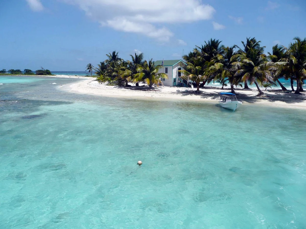 laughing-bird-caye-belize - The island of Laughing Bird Caye National Park in Belize, on the Great Barrier Reef.