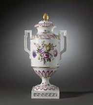 Dekselvaas met vogels op een tak en boeketten