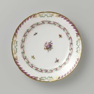 Bord, plat model, behorend bij een servies met geslingerd lintmotief met bladertakken, bloemboeketten en gestrooide bloemtakken