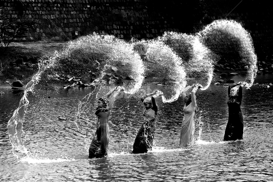 Vũ điệu Té Nước của người Champa by Han Duy - Black & White Portraits & People