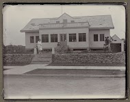 Edith Jetten voor het huis te Moengo