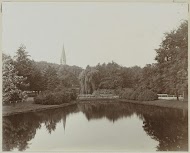 Vijver in het Amsterdamse Vondelpark, op de achtergrond een kerk
