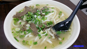 中和宜安路。劉家牛肉麵。清燉紅燒牛肉麵。兩種口味都好吃。讓你一吃成主顧。