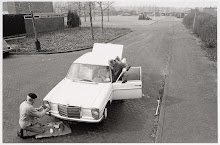 Bewoners repareren auto