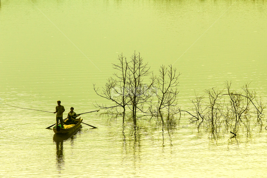 Câu cá trên hồ Nam Kar by Han Duy - Landscapes Waterscapes