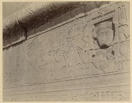 Reliëf en hiërogliefen in het tempelcomplex van Dendera
