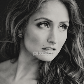 Simple beauty by Lionel Madiou - People Portraits of Women