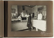 Interieur van de slagerij van J. Piël, Spreeuwenpark 7, Amsterdam