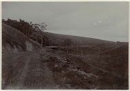 Aanleg van de weg met een brug langs een helling