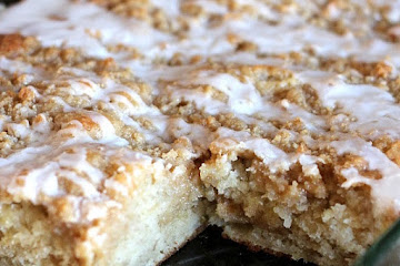 Banana Bread Crumb Cake