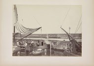 Drie schepen in een sluis in Amsterdam