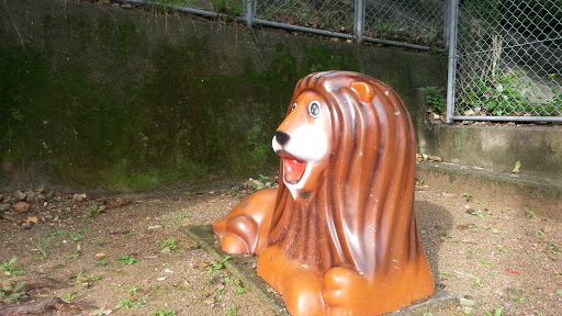 曽我山児童遊園　ライオン像