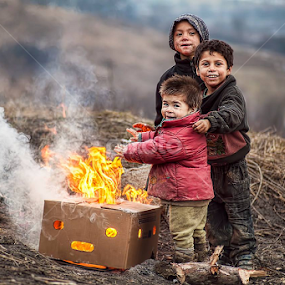 Hard life but smile on their faces ! by Hamos Gyozo - People Street & Candids