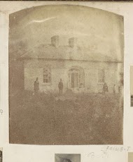 Mensen voor een huis, vermoedelijk in Birr