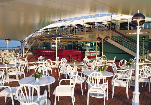 Norwegian-Sun-dining-Great-Outdoor-Cafe - For those who don't want sit-down service, the Great Outdoor Cafe on deck 11 serves up sun and fresh ocean air with its buffet.