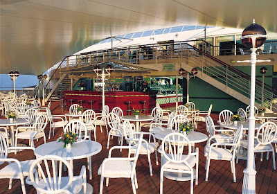 For those who don't want sit-down service, the Great Outdoor Cafe on deck 11 serves up sun and fresh ocean air with its buffet.