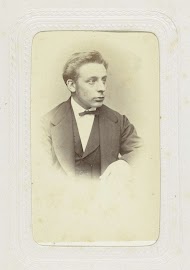 Studioportret van een man in kostuum