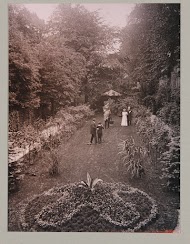 Guus en Jan Kessler fotograferen in de tuin