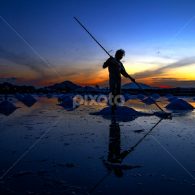Gom Muối by Han Duy - People Portraits of Men