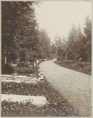 Grafzerken langs een pad op een begraafplaats