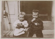 Twee kinderen zittend op een stoep met boterhammen