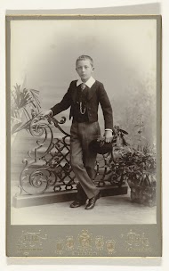 Studioportret van Henri Adolph van Rechteren Limpurg in kostuum met in zijn hand hoed en handschoenen