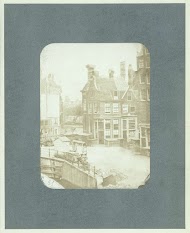 Gezicht op de hoek van het Muntplein en de Reguliersbreestraat in Amsterdam vanuit het huis vande fotograaf