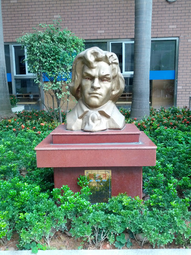 新洲小学贝多芬铜像