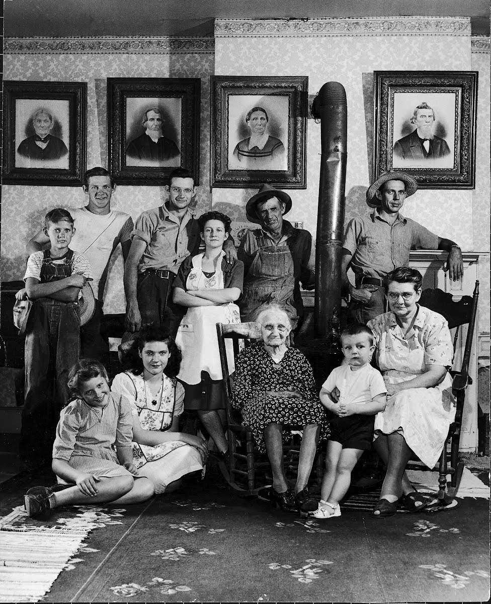 Старое фото семьи. Старая семья. Старинные семейные фотографии. Старинные фотографии семьи. Старинный портрет семьи.